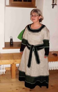 Petra Wolge im Mittelalterkleid